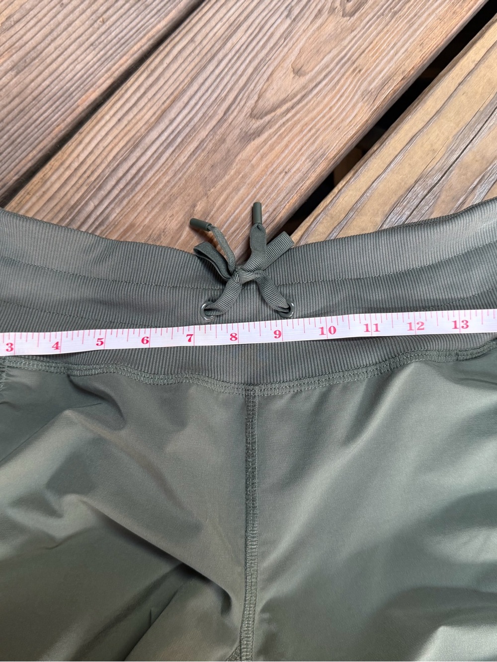 Kirkland Signature Women’s Active Crop Pants Army Green,Ruched,Zip Pocket Size M - Picture 4 of 5